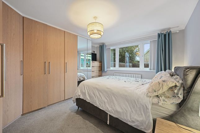 11 Twickenham Gardens, Harrow photo 4