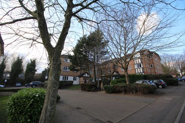 Thumbnail Flat to rent in Centre Drive, Epping