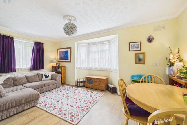22 Prebendal Avenue, Aylesbury photo 2