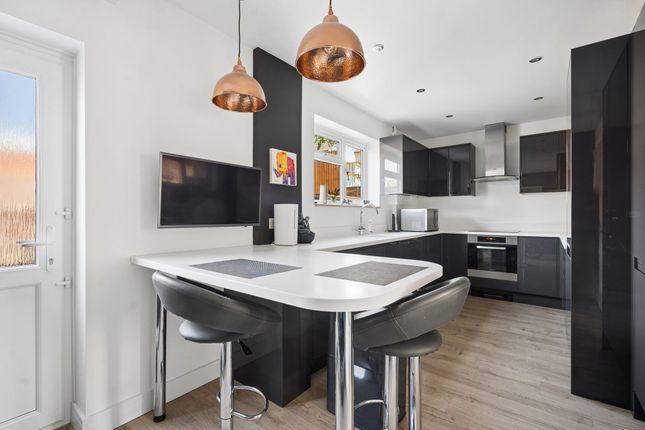 17 Embleton Road, Watford photo 4