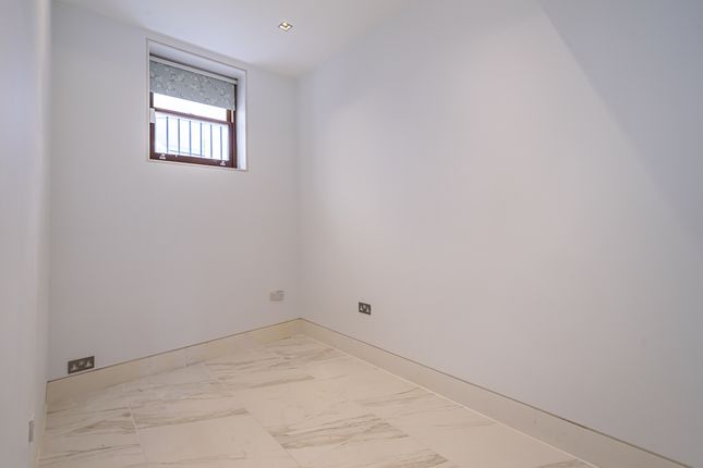 Mews house to rent in Radnor Mews, London