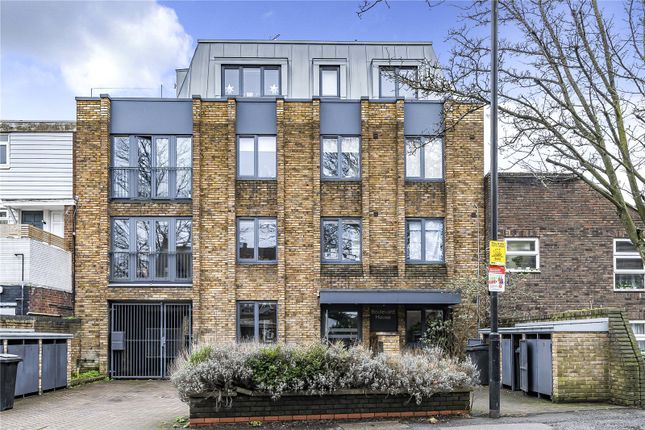 Thumbnail Flat for sale in Fortis Green, London