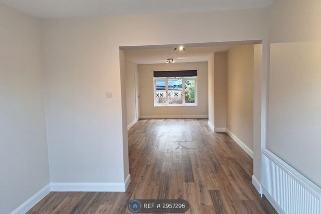 Horseshoe Close, Camberley photo 3