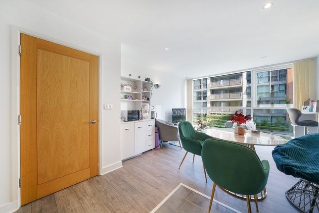 Capital East Apartments,, Western Gateway, London photo 3