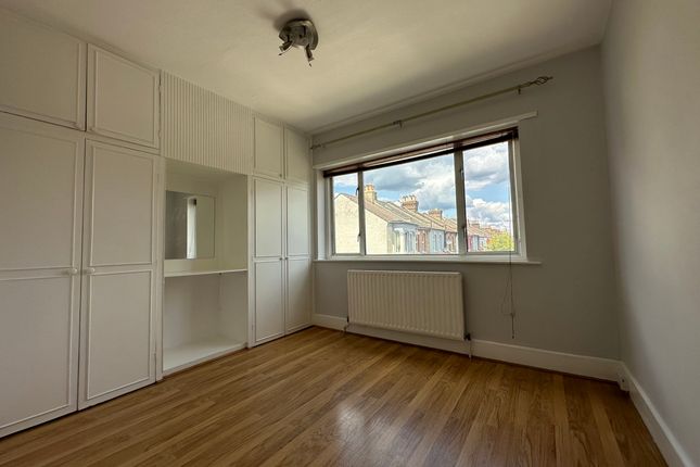 44, Elvendon Road, Bounds Green photo 5