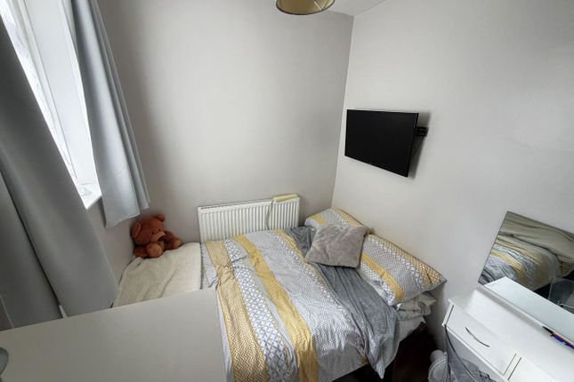 Gould Road, Feltham photo 3