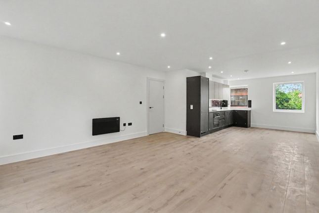 Flat 10, Crown Gate, Church Road, Claygate photo 2