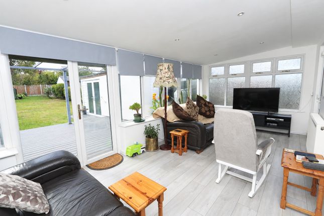 22 Fernwood, Hadleigh, Essex photo 3