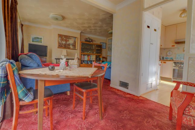 18, Trinder Way, Wickford photo 3