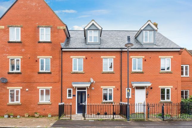 Town house for sale in Deneb Drive, Swindon