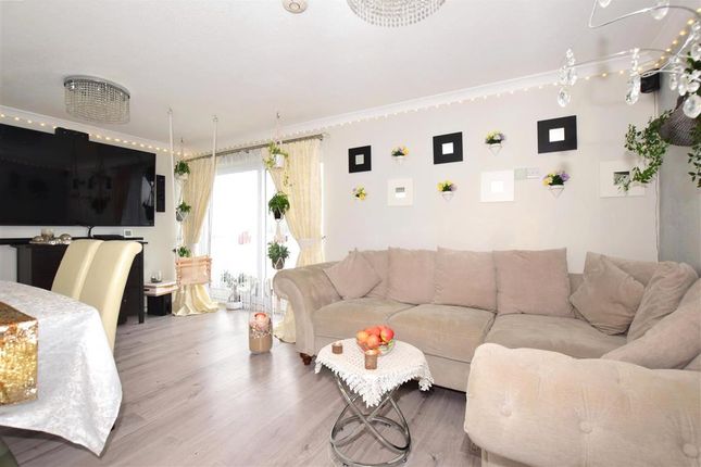 Thumbnail Flat for sale in Basinghall Gardens, Sutton, Surrey