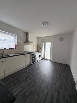 70 Fourth Avenue, London photo 2