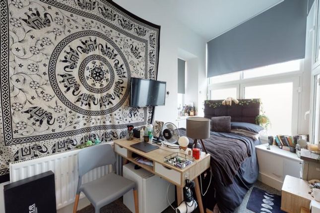 A Cozy Double Bedroom Featuring A Stylish Tapestry...