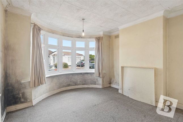 33, Woodhall Crescent, Hornchurch photo 4