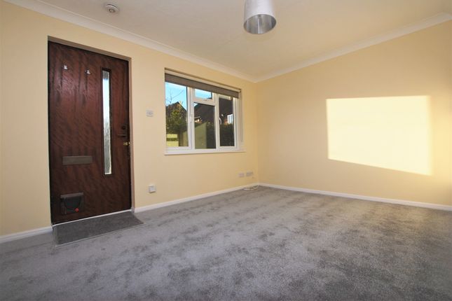 Flat to rent in Guernsey Close, Guildford, Surrey