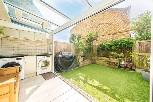 31, Yeoman Close, London photo 4
