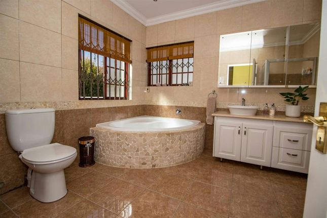 Detached house for sale in Lower Park Drive, Northern Suburbs, Gauteng