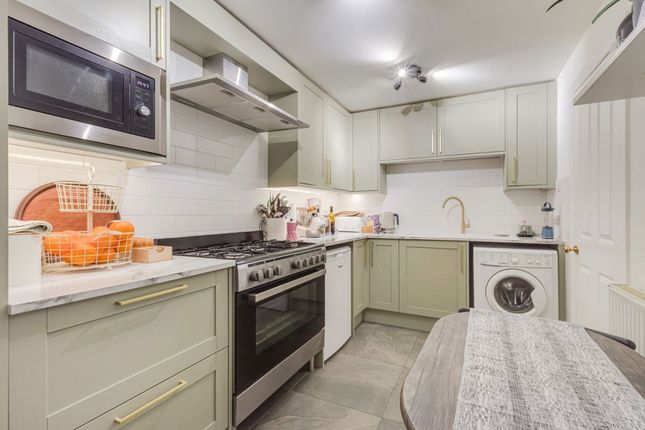Flat 4, 24 Churchdown, Bromley photo 3
