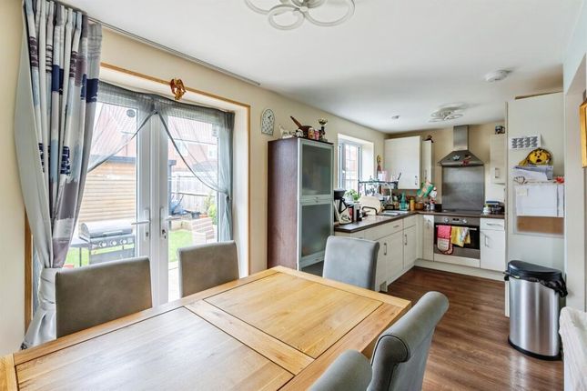 6, Philips Field Close, Kettering photo 2