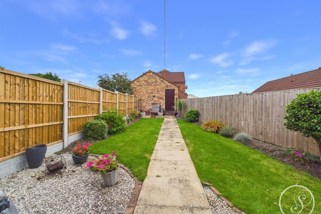 24, Field End Garth, Leeds photo 4