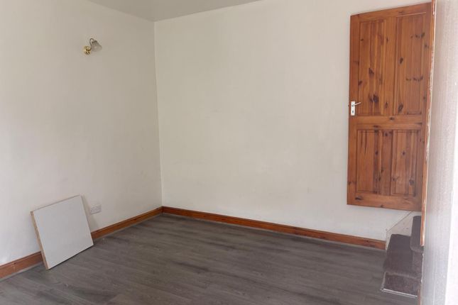 61, FEARNSIDES STREET, BRADFORD photo 2