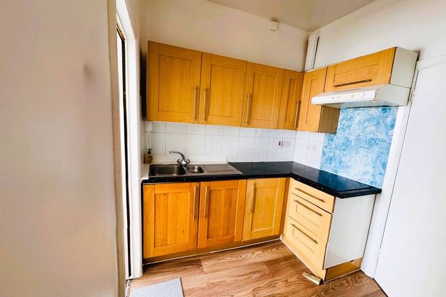 Flat 1st Flr, 43a King Street, SOUTHALL photo 3