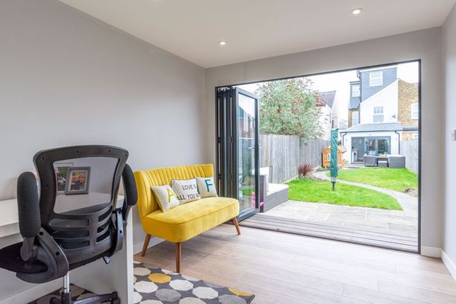3, Sunbury Lane, Walton-On-Thames photo 3