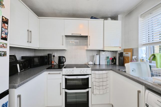 12, Danemead, Hoddesdon photo 3