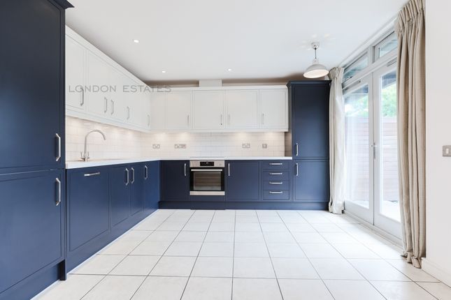 Hunt Close, London photo 2