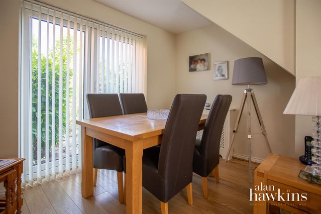 42, Sprats Barn Crescent, Swindon photo 4