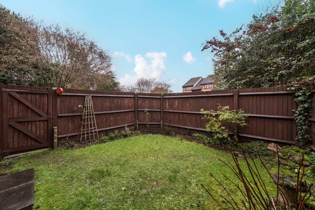 27, Escott Place, Ottershaw photo 4