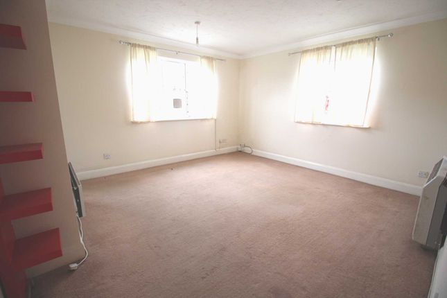 Flat for sale in Princes Place, Luton