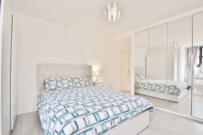 Flat to rent in Warwick House, Windsor Way, Hammersmith