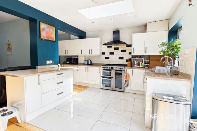 13, Somerset Avenue, Chessington photo 3