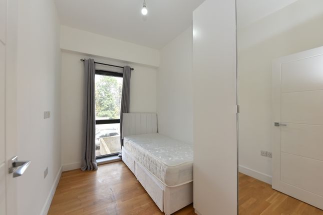 Crownage Court , Staines Road West, Sunbury-on-Thames photo 4