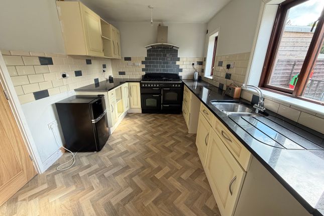 16, Manor Park, Dudley photo 3