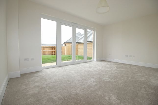 106, Armstrong Way , Luton photo 4