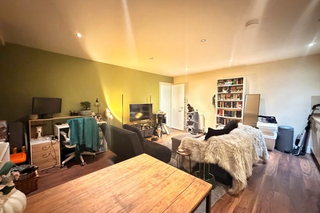 98A , Morden Road, Wimbledon photo 4