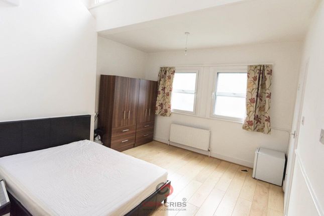 Studio studio on Holloway Road, Islington, N7, £235,000