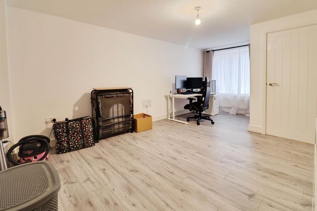 16, Percy curnock drive, Burslem photo 3