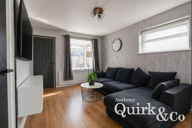 4, Barnards Avenue, Canvey Island photo 4