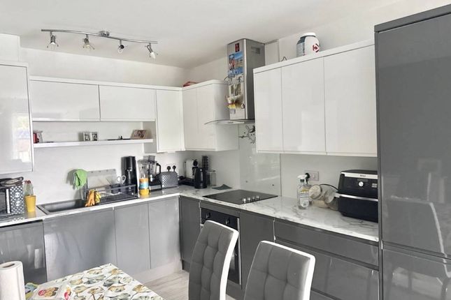 Apt 16 Fern Court, Rotherham photo 3