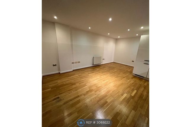 Flat, Walbrook Court Amias Drive, Edgware photo 4