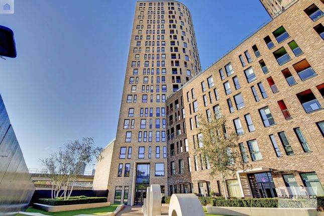 Thumbnail Flat for sale in Williamsburg Plaza, London