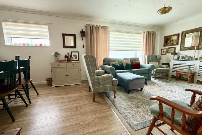 4, Thurne Rise, Great Yarmouth photo 2