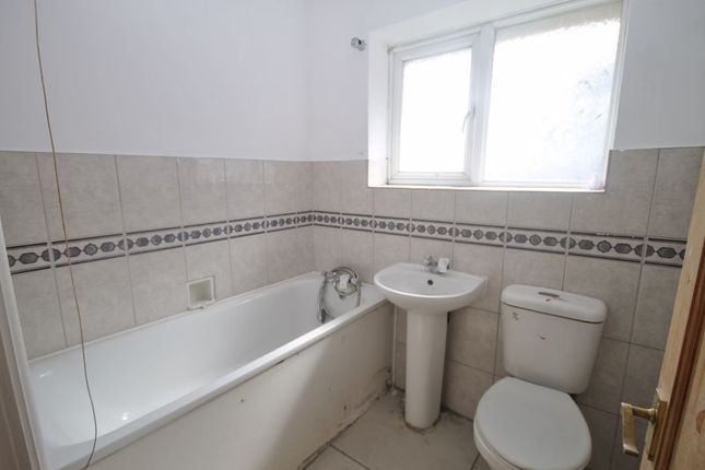 Maisonette for sale in Blenheim Close, Greenford