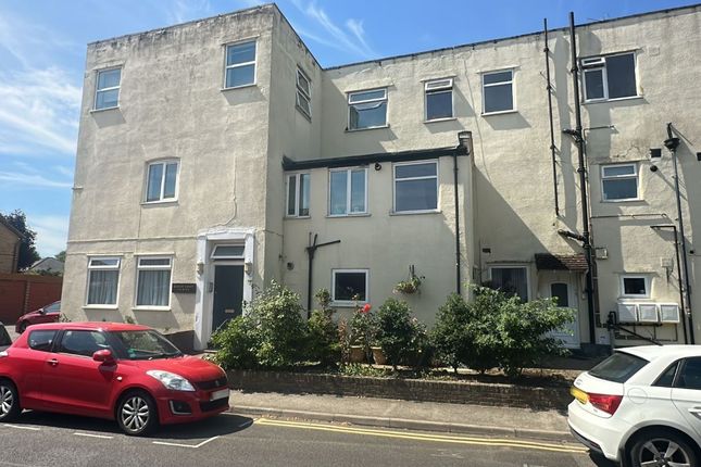 2-bed flat on Moor Lane, Staines-upon-Thames, £130,000