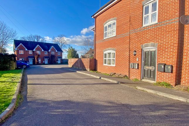 Flat for sale in Summit House Close, Woodcote, Reading