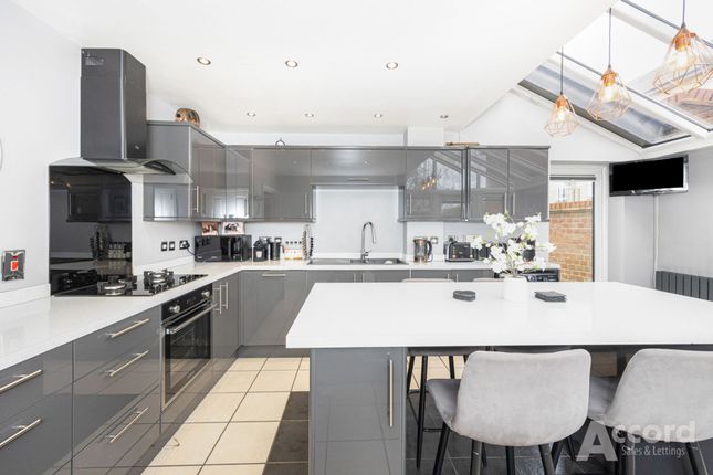 15 Wallace Way, Romford photo 2