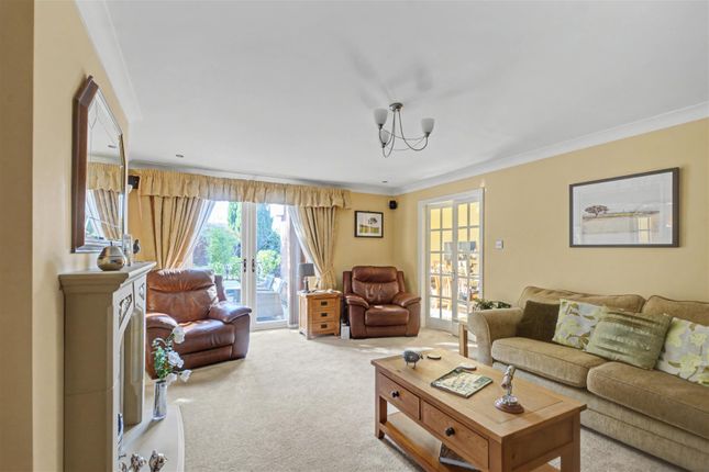 16b, Meadow Close, Derbyshire photo 3
